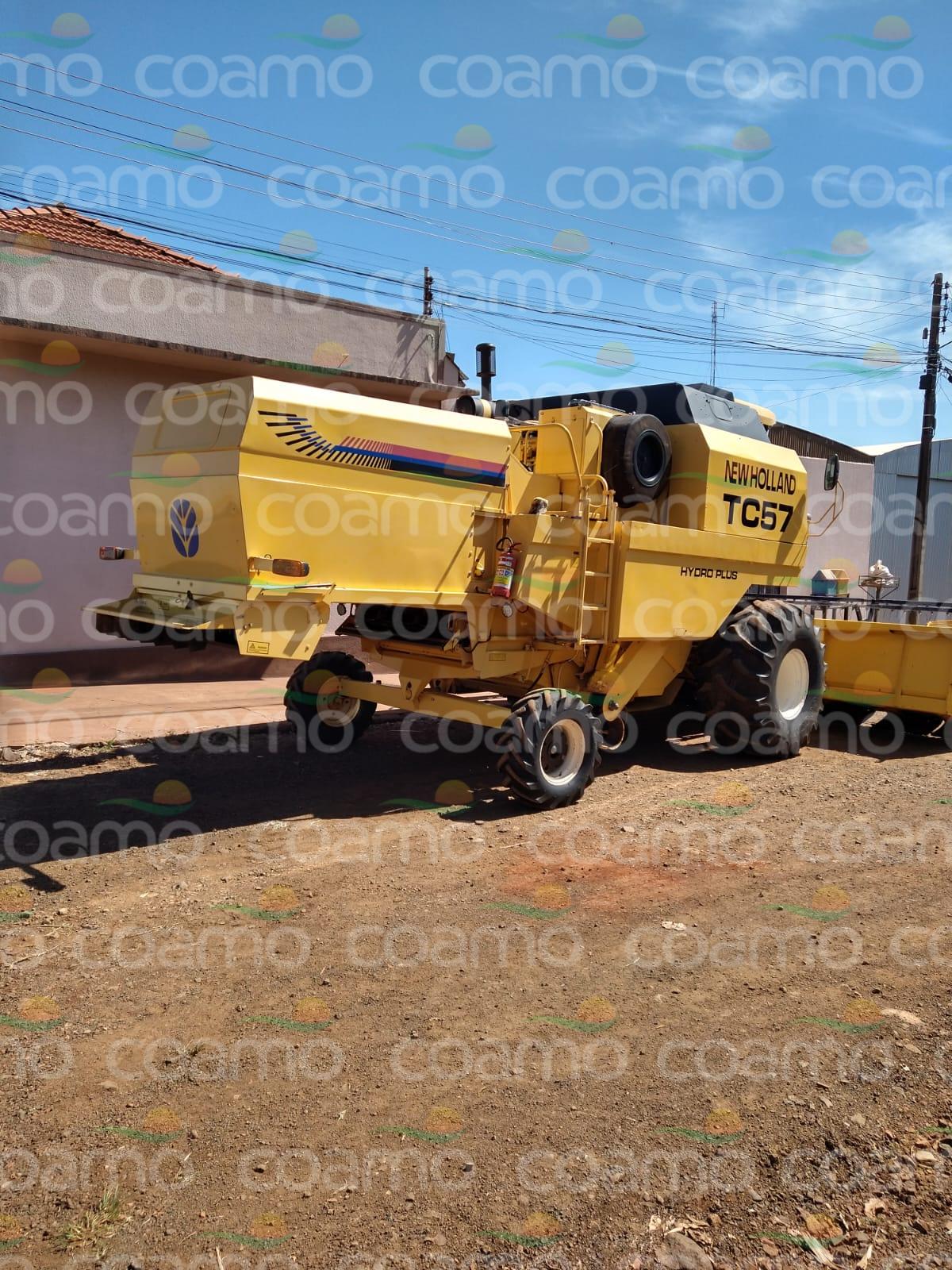 Foto 3 - Colheitadeira New Holland TC 57 ano 2002