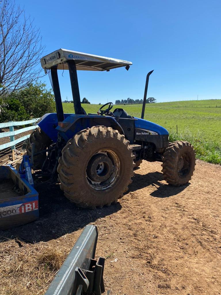 Foto 2 - Trator New Holland TL 75 ano 2003