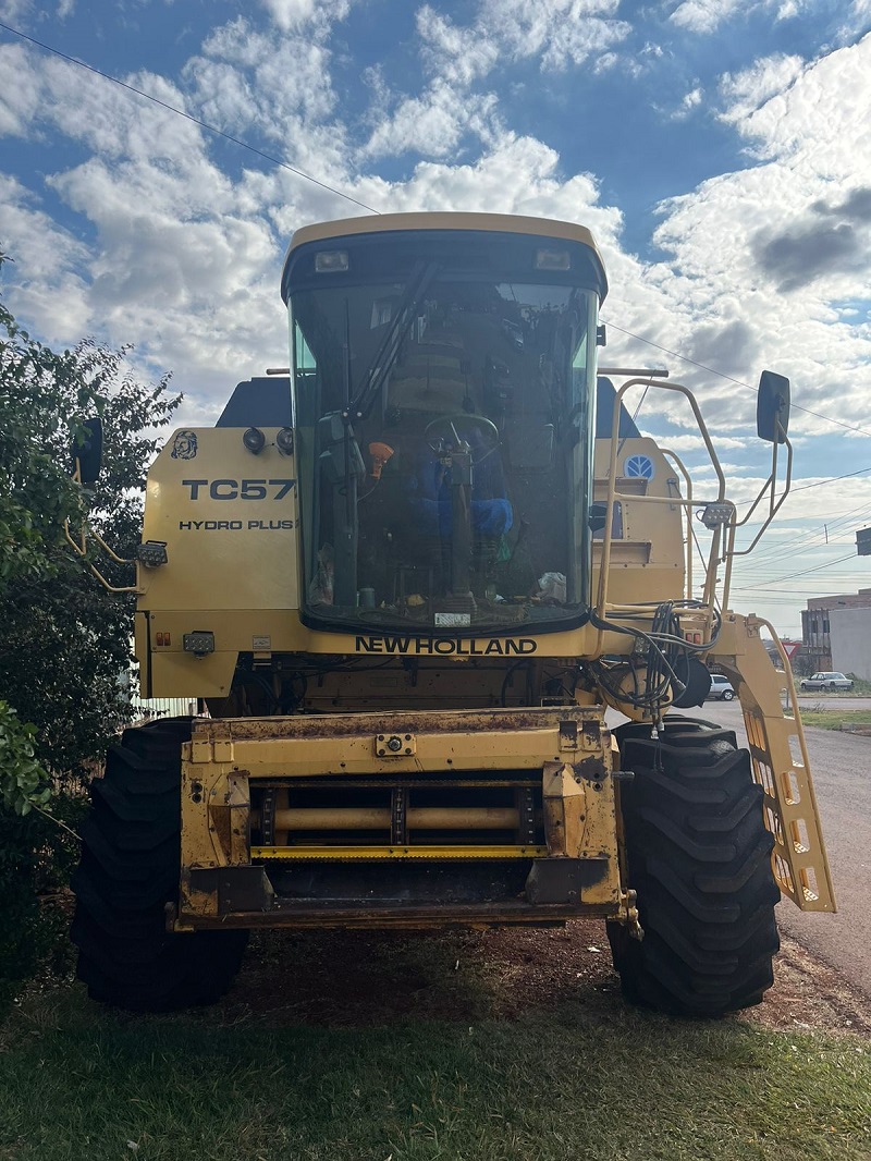 Foto 5 - Colheitadeira New Holland TC 57 ano 2001