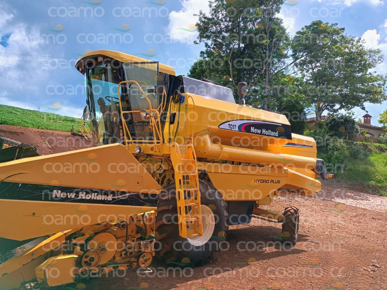 Foto 2 - Colheitadeira New Holland TC 57 ano 2004