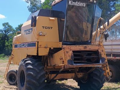 Foto Colheitadeira New Holland TC 57