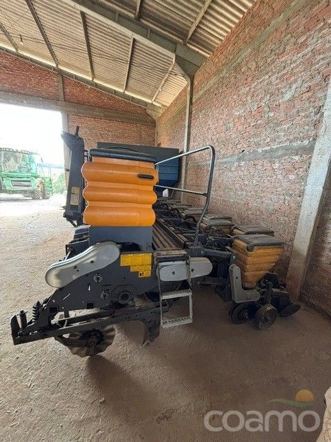 Foto 4 - Plantadeira Valtra BP1206 ano 2012