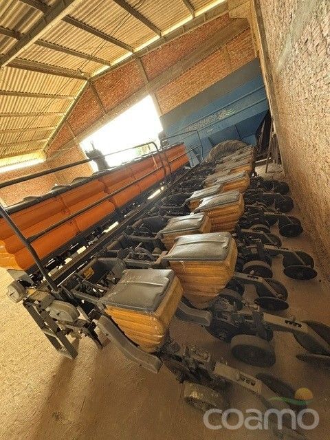 Foto 3 - Plantadeira Valtra BP1206 ano 2012