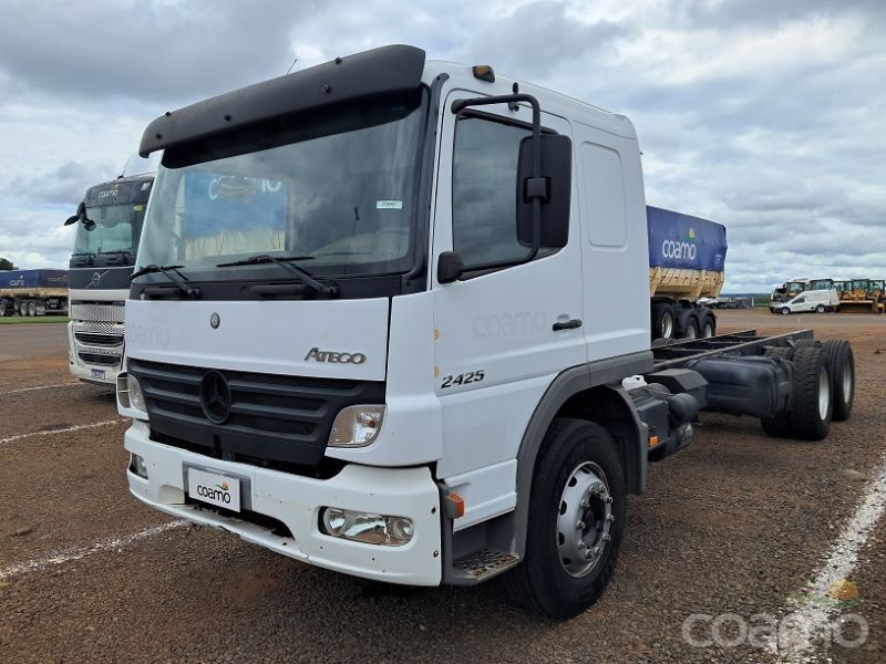 Foto 2 - Caminhão Mercedes Bens Atego 2425 ano 2011/2011