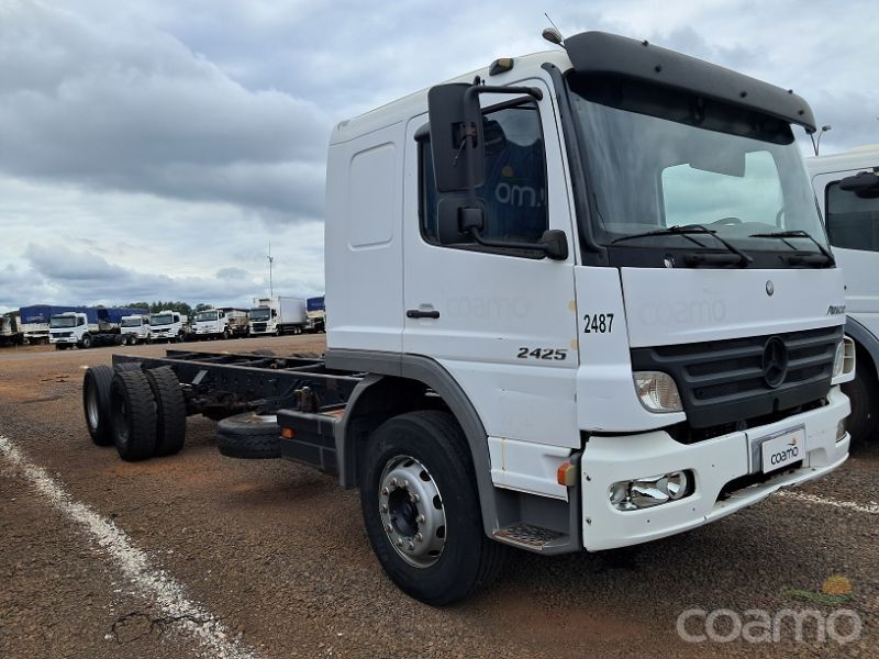 Foto 1 - Caminhão Mercedes Bens Atego 2425 ano 2011/2011