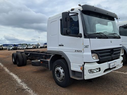 Caminhão Mercedes Bens Atego 2425