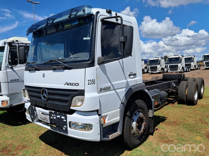 Foto 3 - Caminhão Mercedes Bens Atego 2425 ano 2011/2011