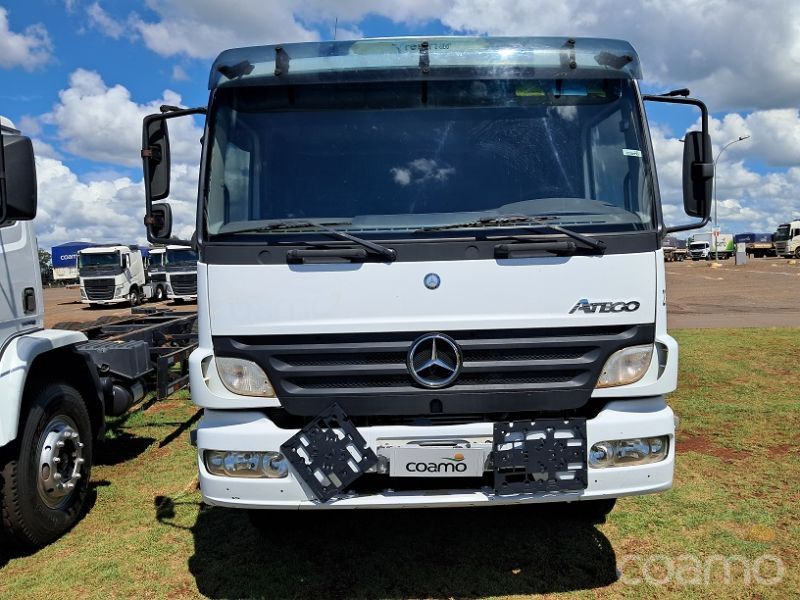 Foto 2 - Caminhão Mercedes Bens Atego 2425 ano 2011/2011