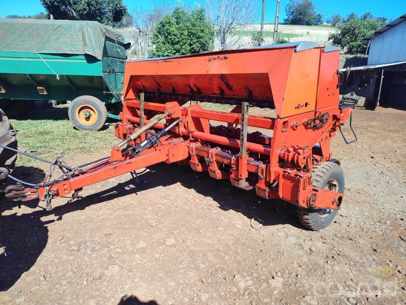 Foto 1 - Plantadeira Semeato SHM ano 2004