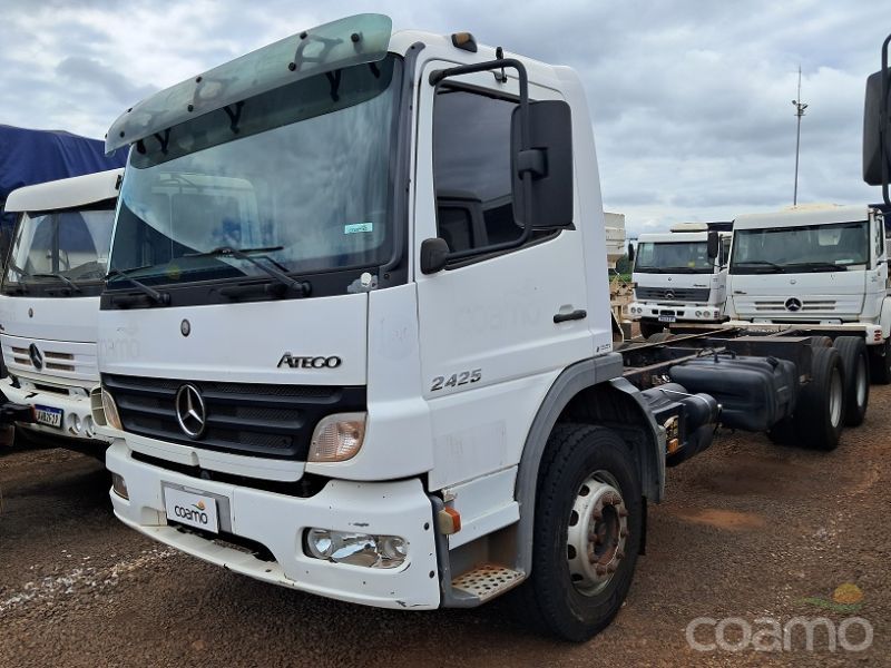 Foto 1 - Caminhão Mercedes Bens Atego 2425 ano 2008/2009