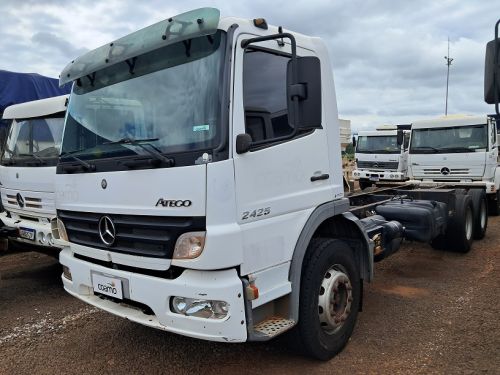 Caminhão Mercedes Bens Atego 2425