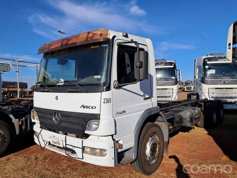 Foto 2 - Caminhão Mercedes Bens Atego 2425 ano 2011/2011
