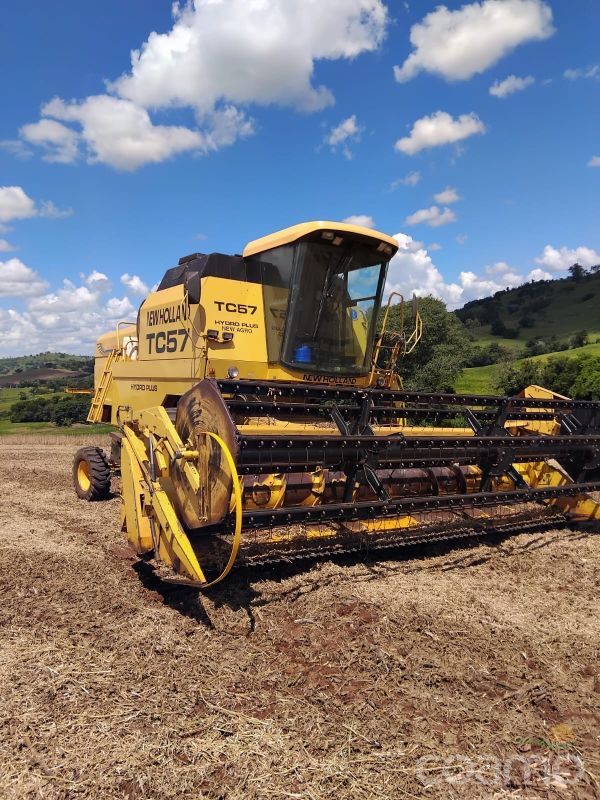 Foto 4 - Colheitadeira New Holland TC 57 ano 2001