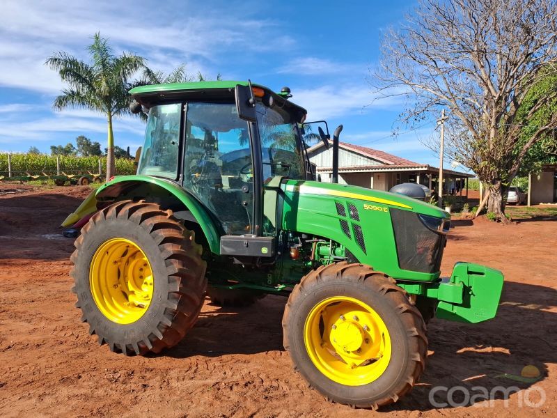 Foto 1 - Trator John Deere 5090 E ano 2021