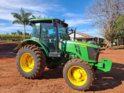 Foto 1 - Trator John Deere 5090 E