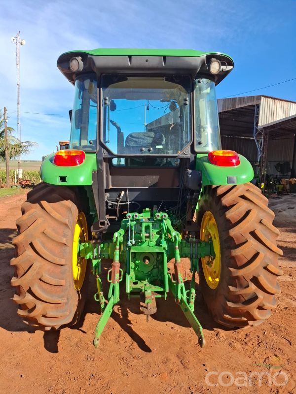 Foto 5 - Trator John Deere 5090 E ano 2021