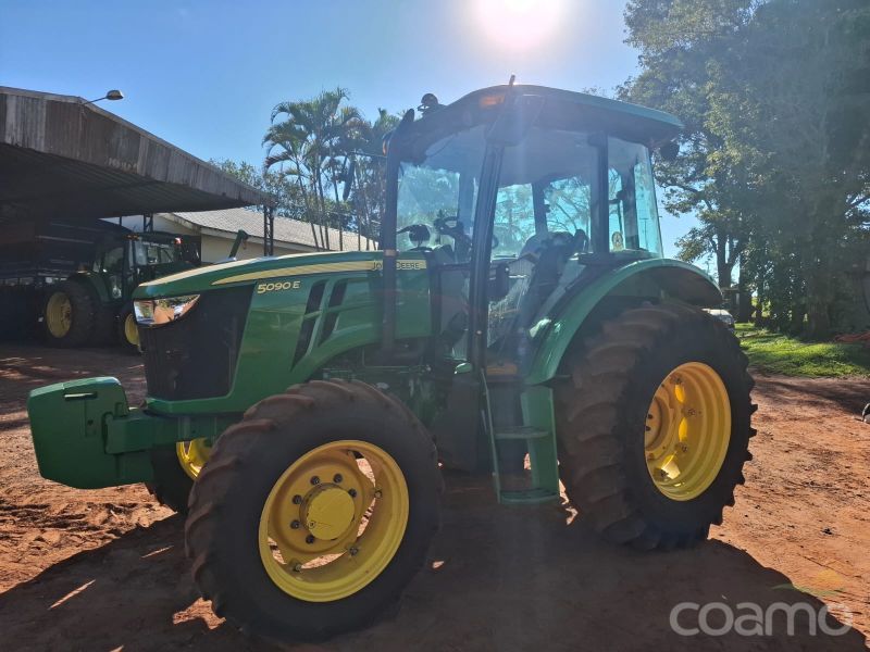 Foto 10 - Trator John Deere 5090 E ano 2021